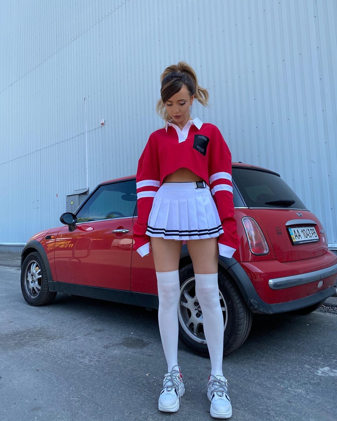 В гольфах і екстремальному міні: Надя Дорофєєва вразила образом зухвалої школярки